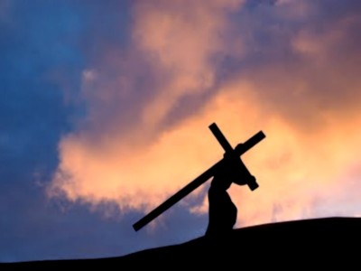 memanggul-salib-400x300